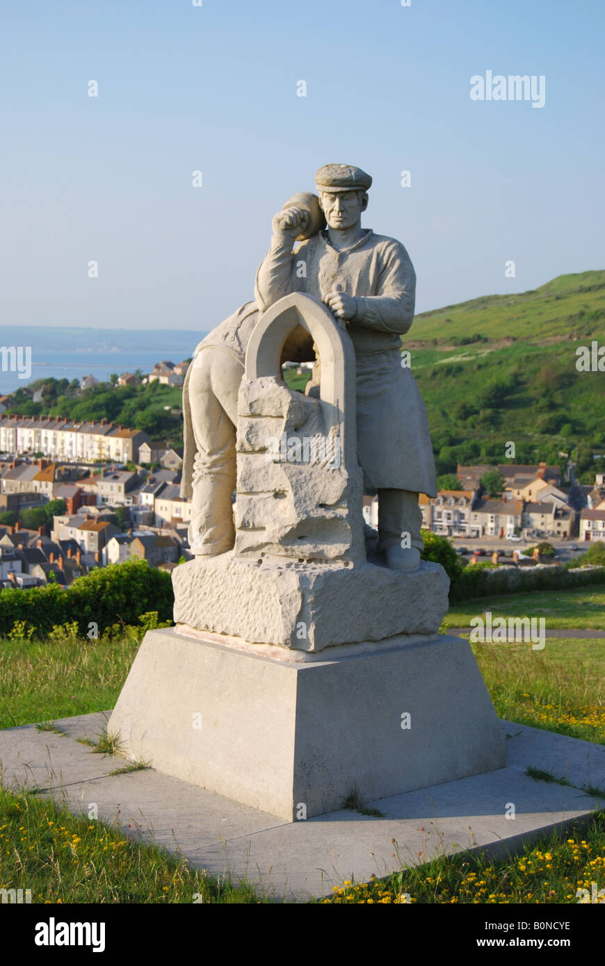 "L'esprit de Portland' Statue avec Fortuneswell ville derrière, l'Île de Portland, Dorset, Angleterre, Royaume-Uni Banque D'Images