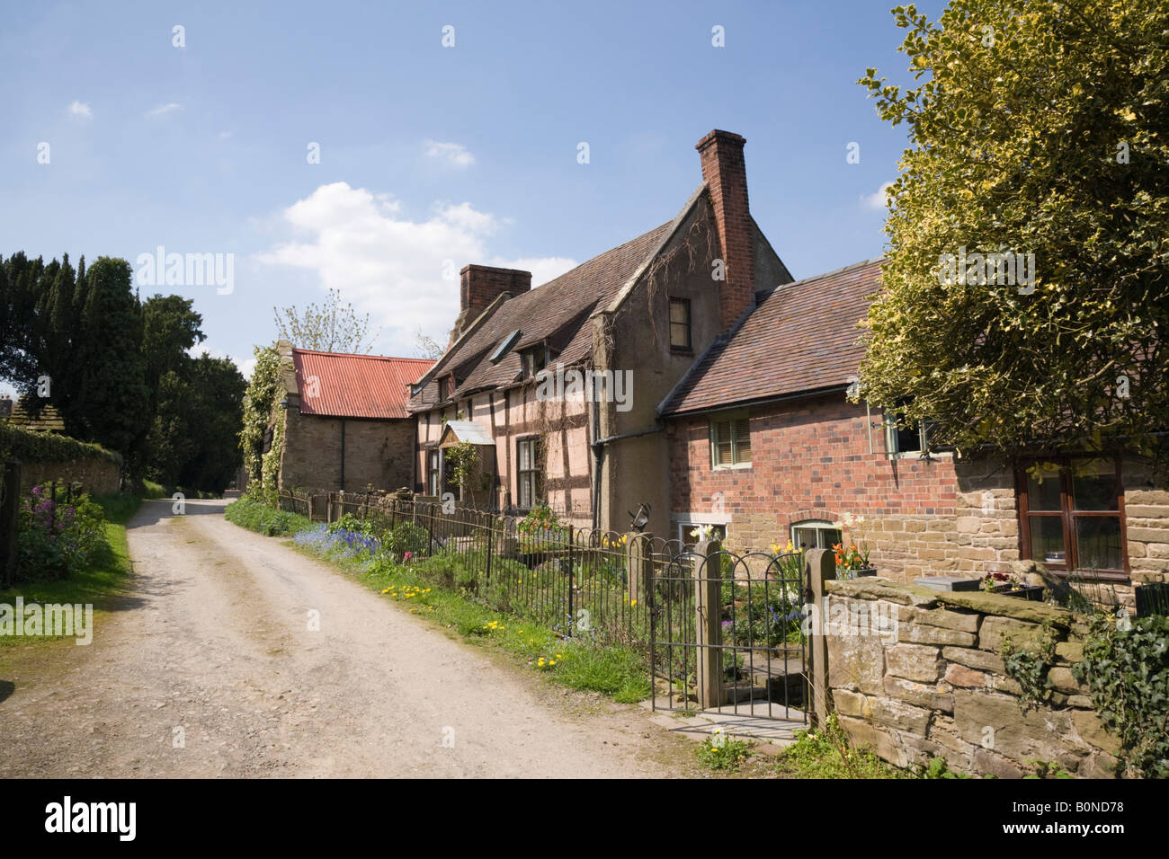 Hope Bowdler Shropshire England UK Cadre idyllique vieille maison rurale et dependances sur chemin de campagne dans village rural Banque D'Images