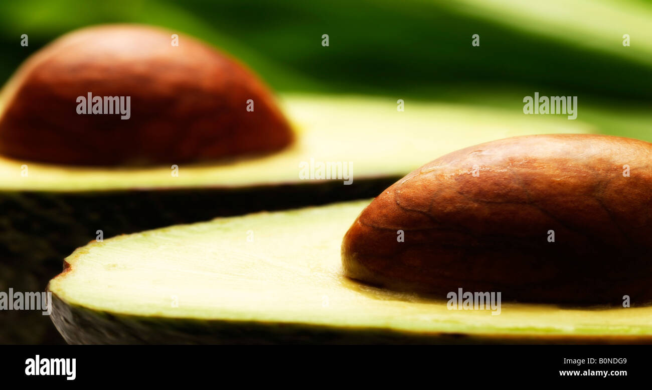 Deux moitiés d'une poire d'avocat avec les pépins Banque D'Images