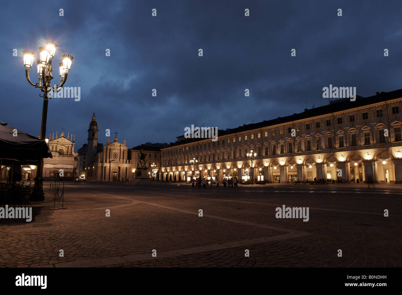 La place San Carlo à Turin dans la nuit. Banque D'Images