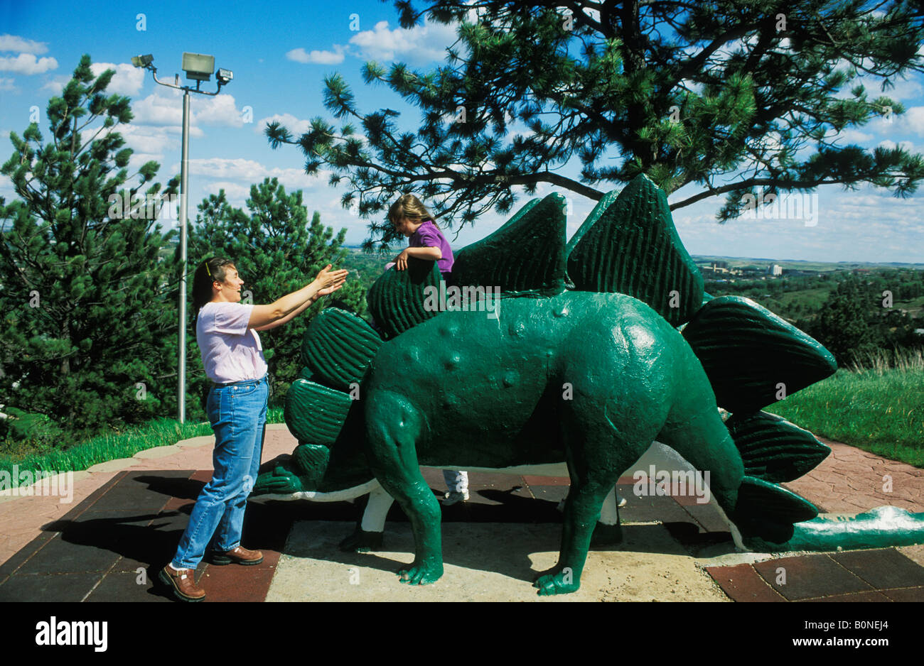 Mère et enfant jouant au parc de dinosaures dans la région de Rapid City dans le Dakota du Sud Banque D'Images