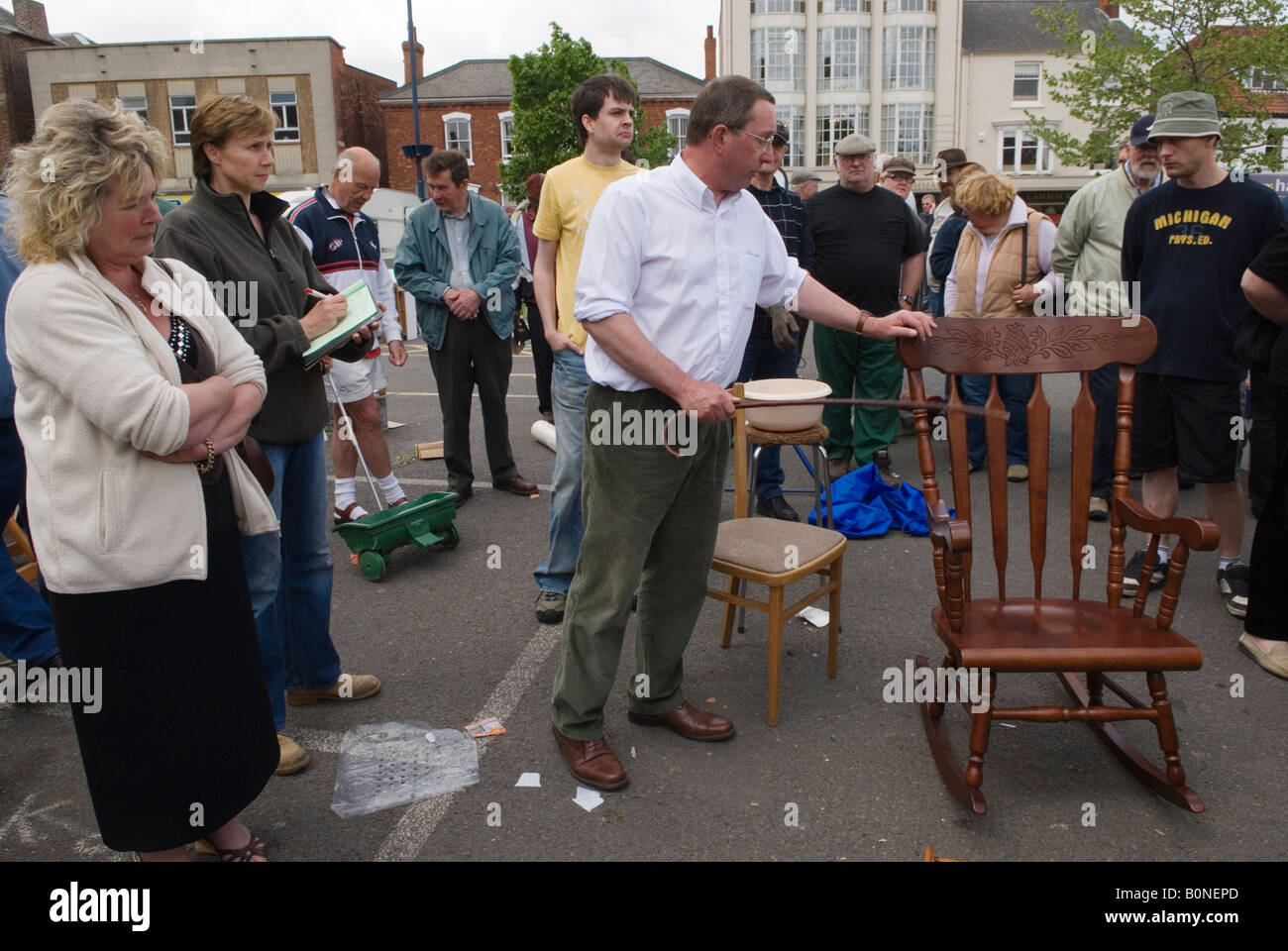 Ralentissement économique récession des années 2000 2008 Royaume-Uni. Commissaire-priseur à la vente aux enchères en plein air hebdomadaire dans le parking. Boston Lincolnshire East Angelia HOMER SYKES Banque D'Images