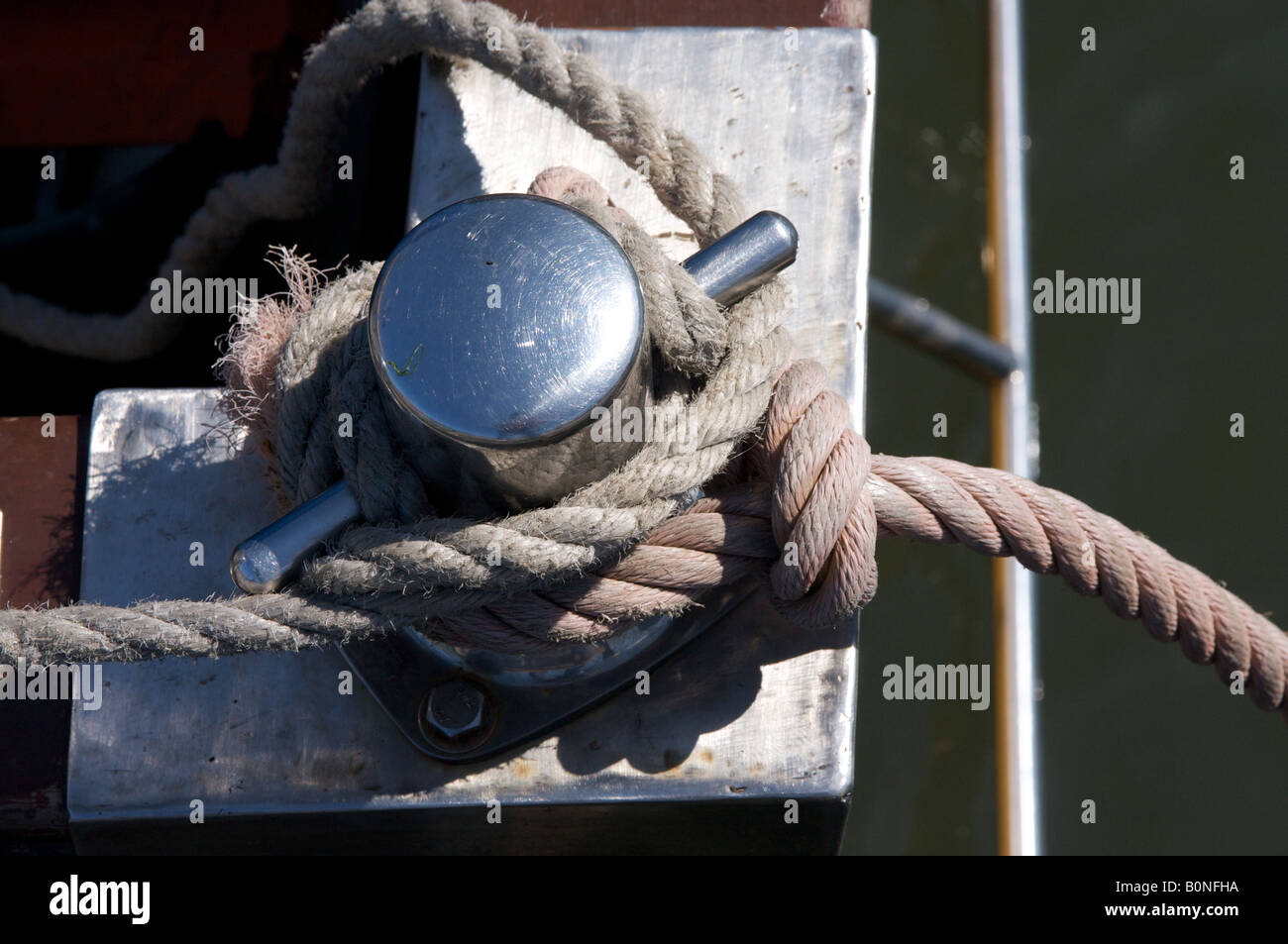 Noeuds et corde sur un amarrage bateau à Penryn, Cornwall Banque D'Images