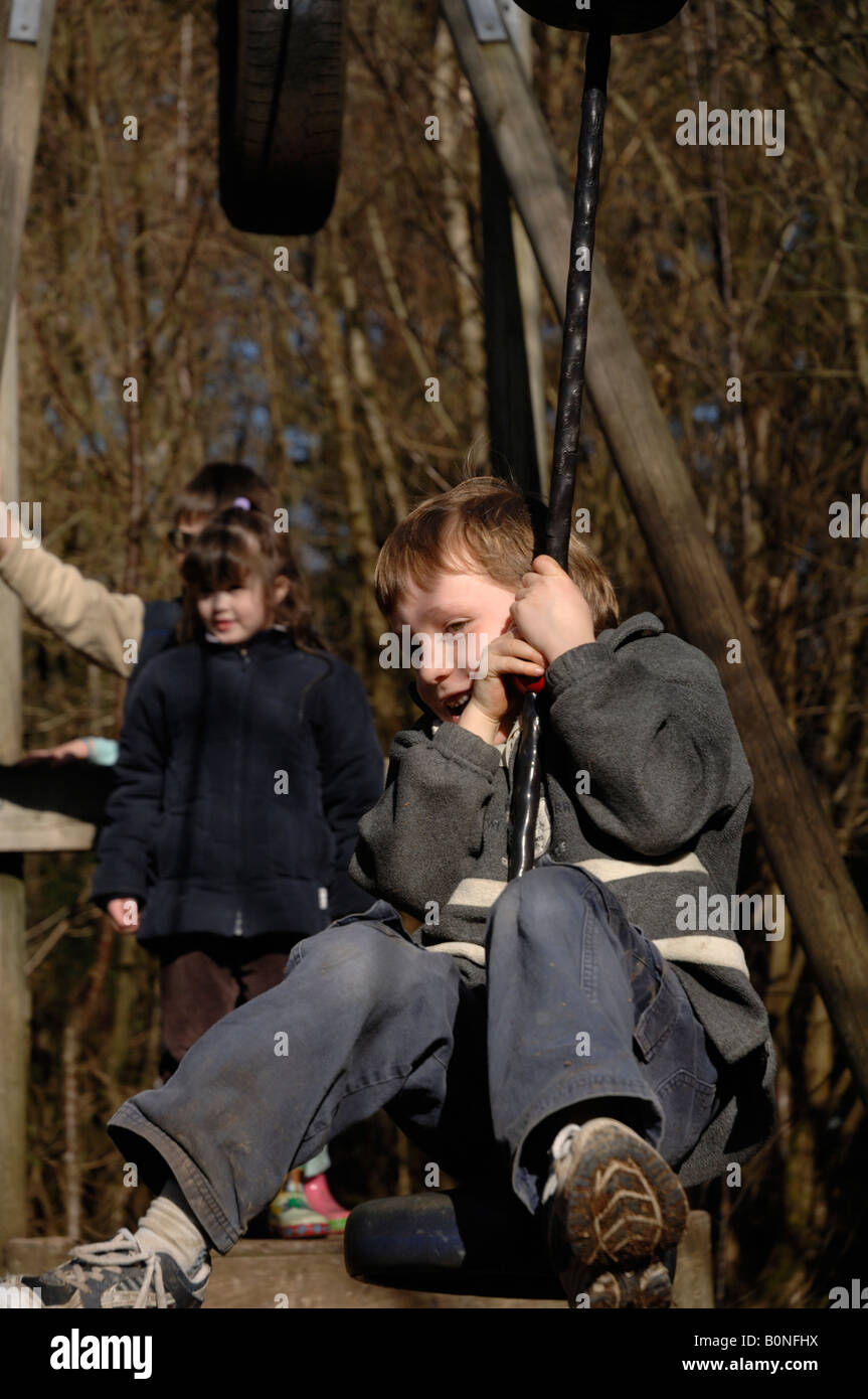 Enfant sur zipwire Scolton Manor, Pembrokeshire Wales UK Europe Banque D'Images