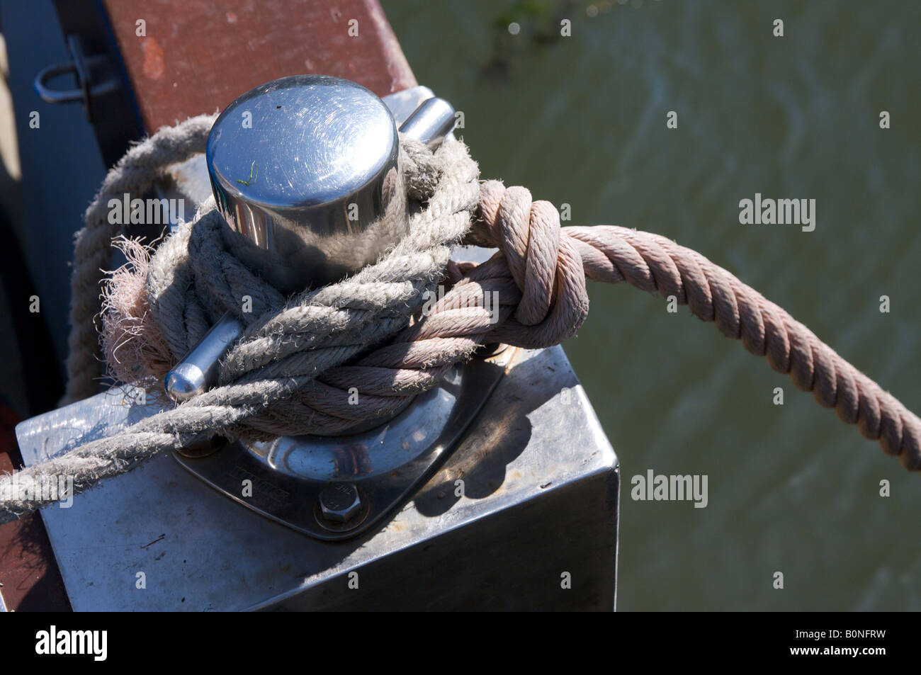 Noeuds et corde sur un amarrage bateau à Penryn, Cornwall Banque D'Images