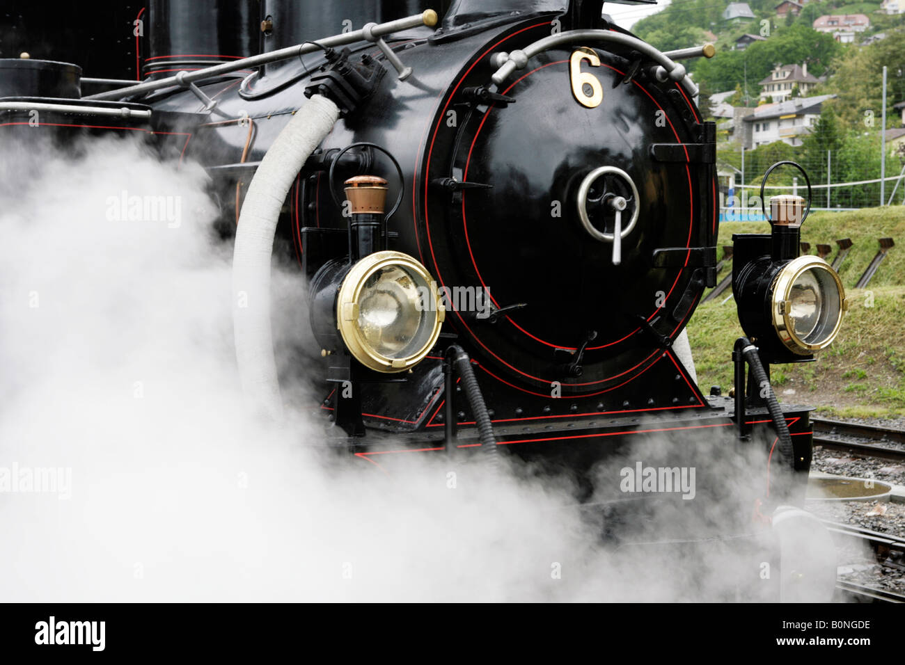 Plus de 100 ans vieille locomotive à vapeur touristique tracting narrow gauge train à Blonay, Suisse Banque D'Images