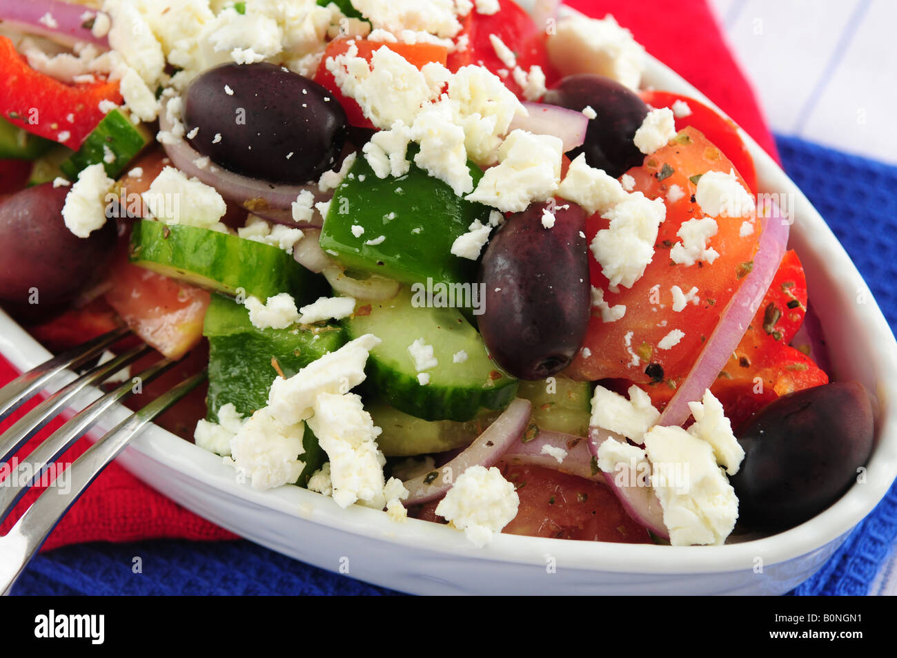 Salade grecque avec fromage feta et olives noires kalamata Banque D'Images