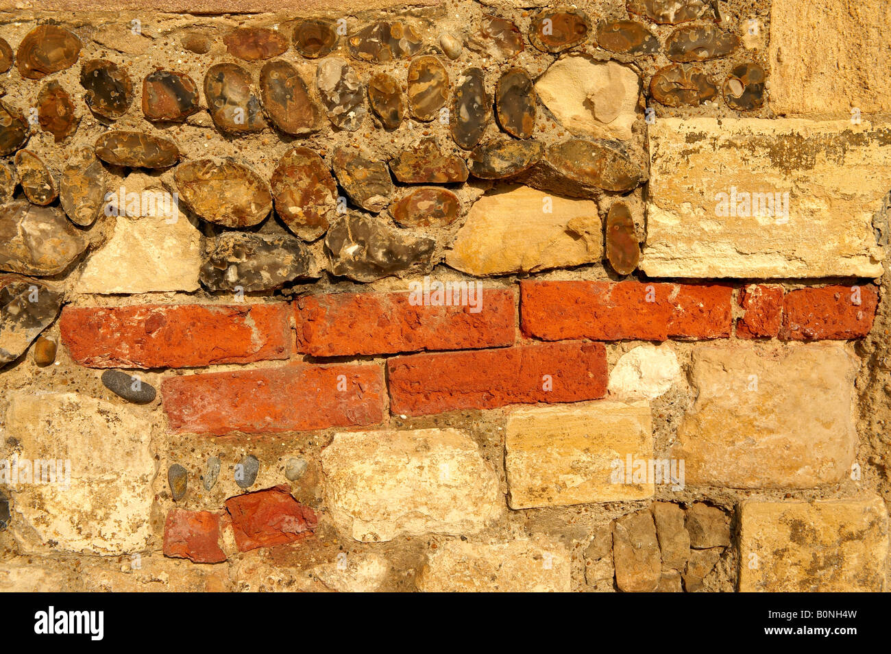 Close up of Elizabethan mur composé de silex et de calcaire, brique Banque D'Images