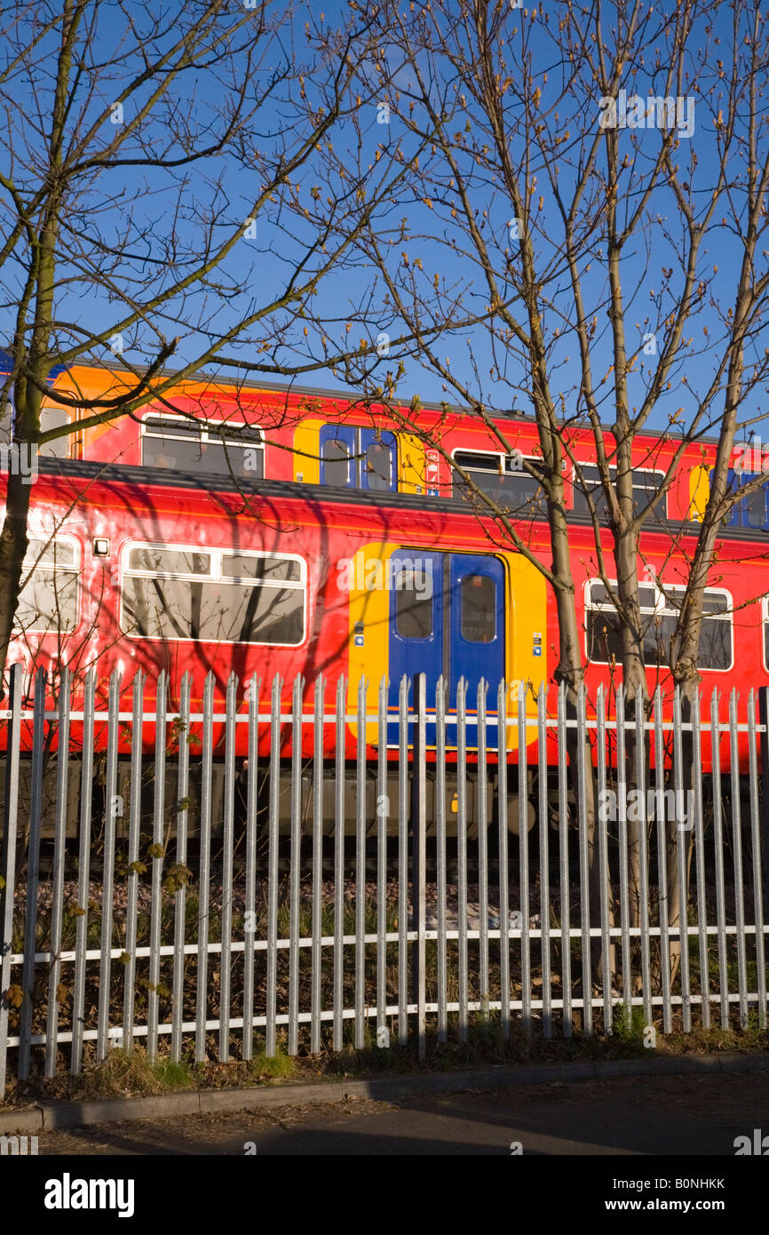 Deux passage des trains passant sur des pistes différentes, et une voiture en stationnement. Twickenham, l'ouest de Londres. UK. Banque D'Images