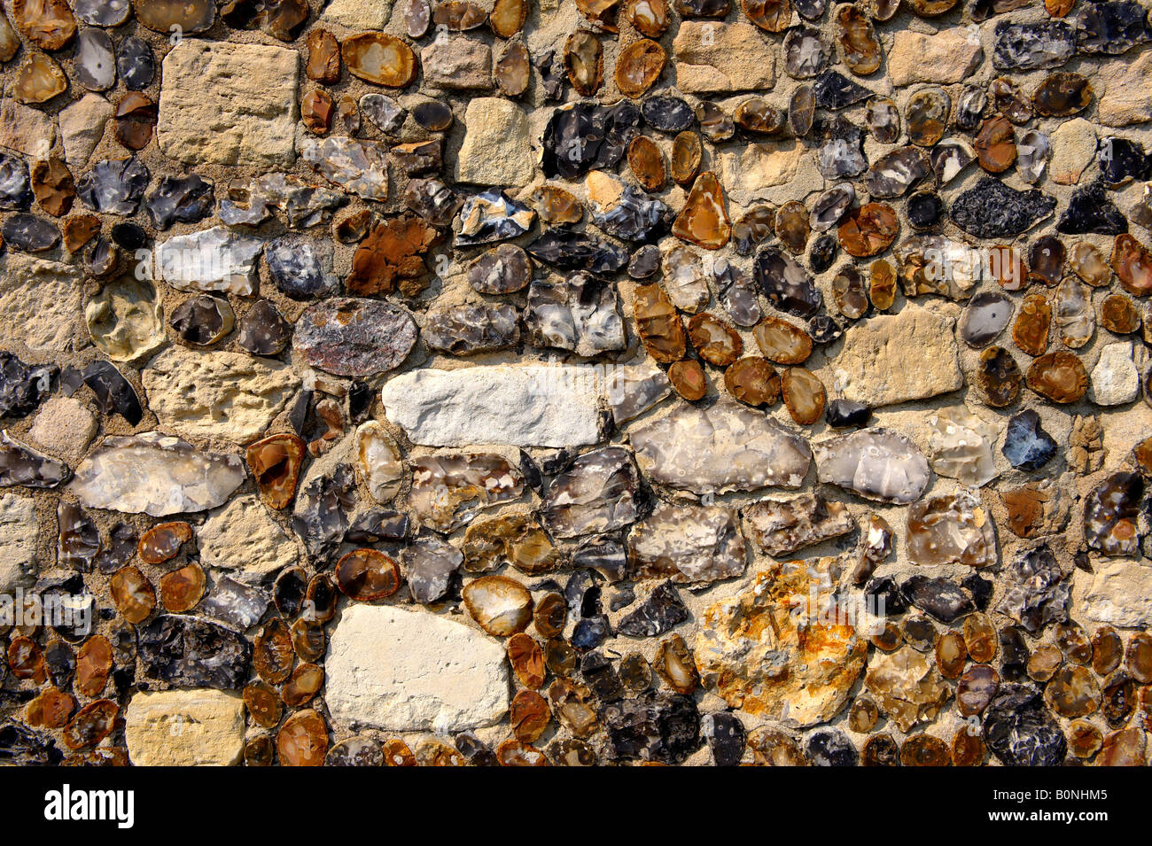Près d'un mur en pierre de silex Suffolk traditionnels Banque D'Images