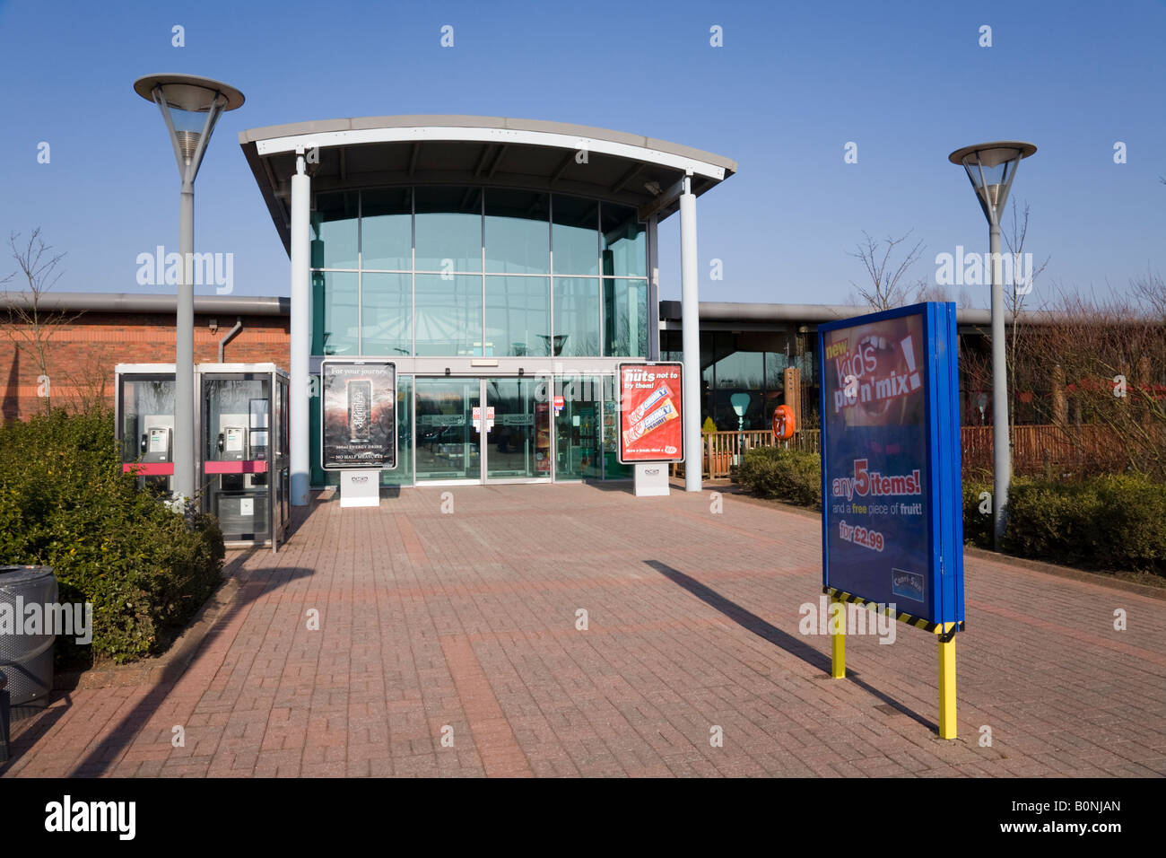 Allée d'entrée de services Stafford M6 (en direction sud) Station-service sur autoroute. Banque D'Images Allée d'entrée de services Stafford M6 (en direction sud) Station-service sur autoroute. Banque D'Images