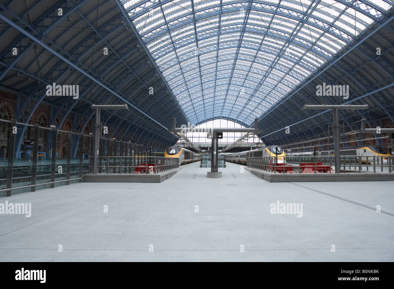 Les trains Eurostar ET DE PLATES-FORMES À SAINT PANCRAS GARE Londres Angleterre Banque D'Images