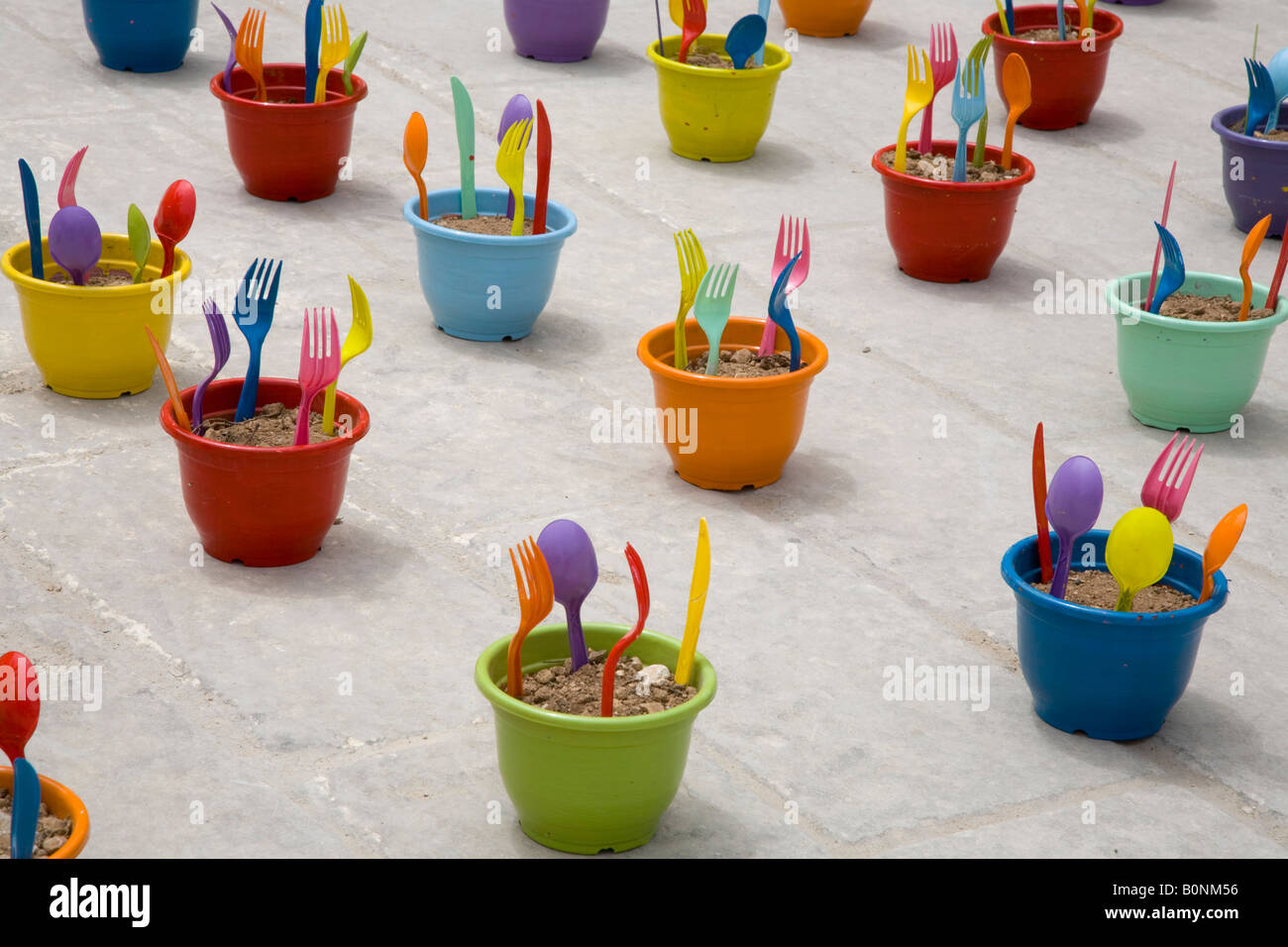 La marée en plastique, fourchettes, couteaux, cuillères, un art de l'installation d'un produit doigts Malte Earthgarden. Banque D'Images