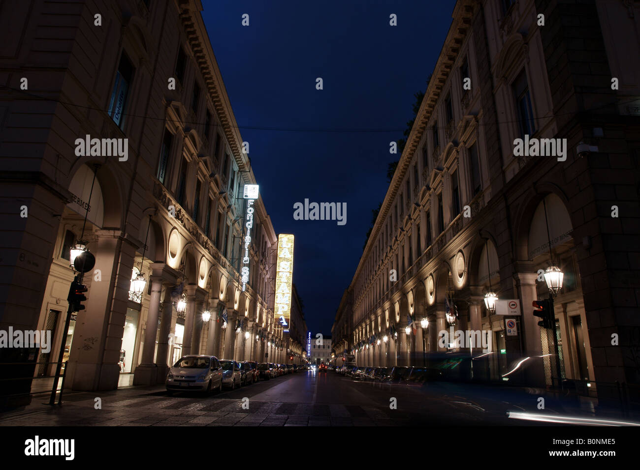 Via Roma, la rue la plus importante de Torino, tirer sur la nuit. Banque D'Images