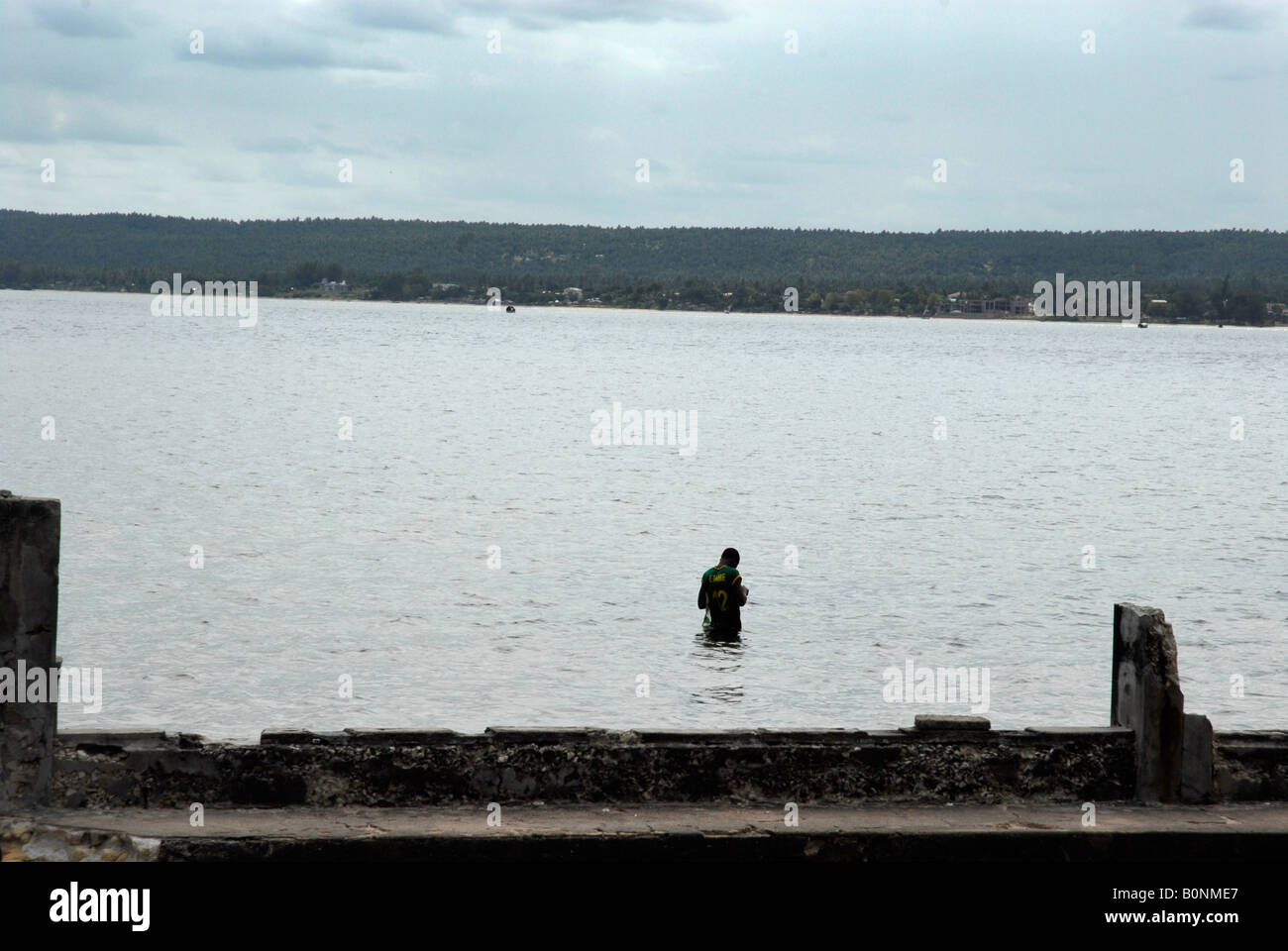 Un pêcheur se trouve dans l'une lagune dans Tofo Banque D'Images