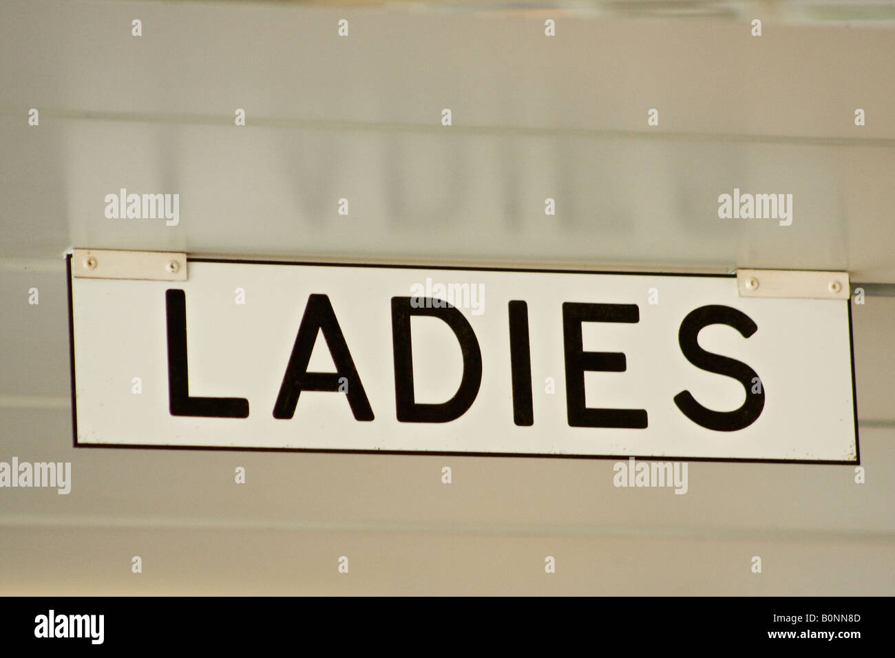 Panneau pour toilettes pour femmes sur un mur de carrelage blanc, Angleterre, Royaume-Uni Banque D'Images