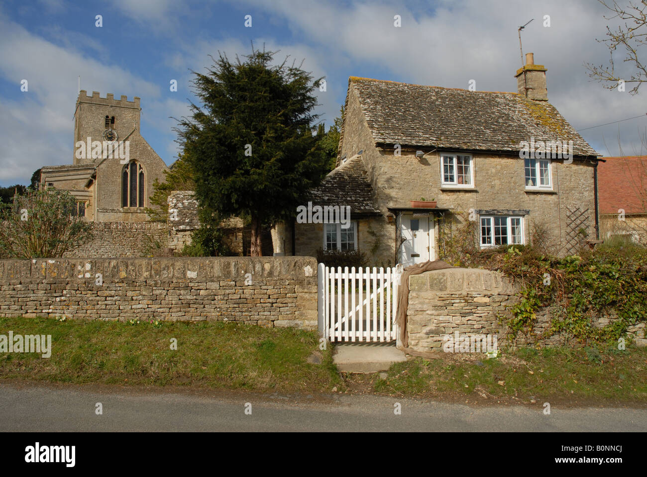 L'église St Mary et Church Cottage North Leigh nr Witney Oxfordshire Banque D'Images