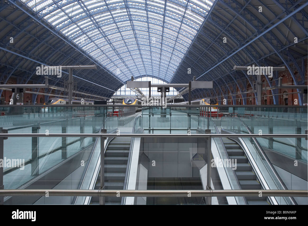 Les trains Eurostar ET DE PLATES-FORMES À SAINT PANCRAS GARE Londres Angleterre Banque D'Images