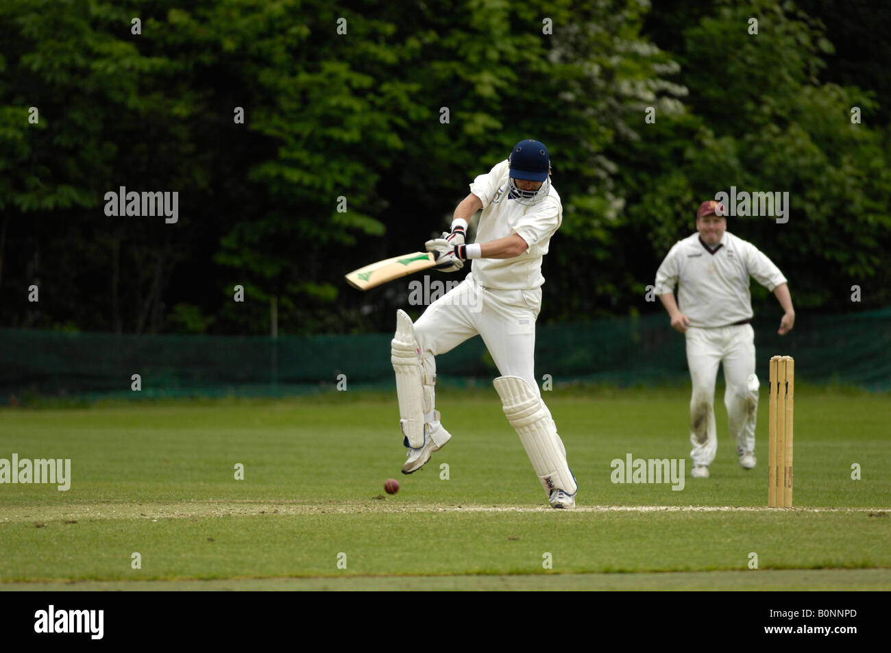 Batteur frappe la balle sur l'off-side Banque D'Images