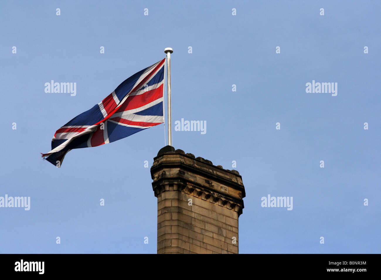 'Union Jack Flag Flying au-dessus d'un bâtiment victorien dans le UK' Banque D'Images