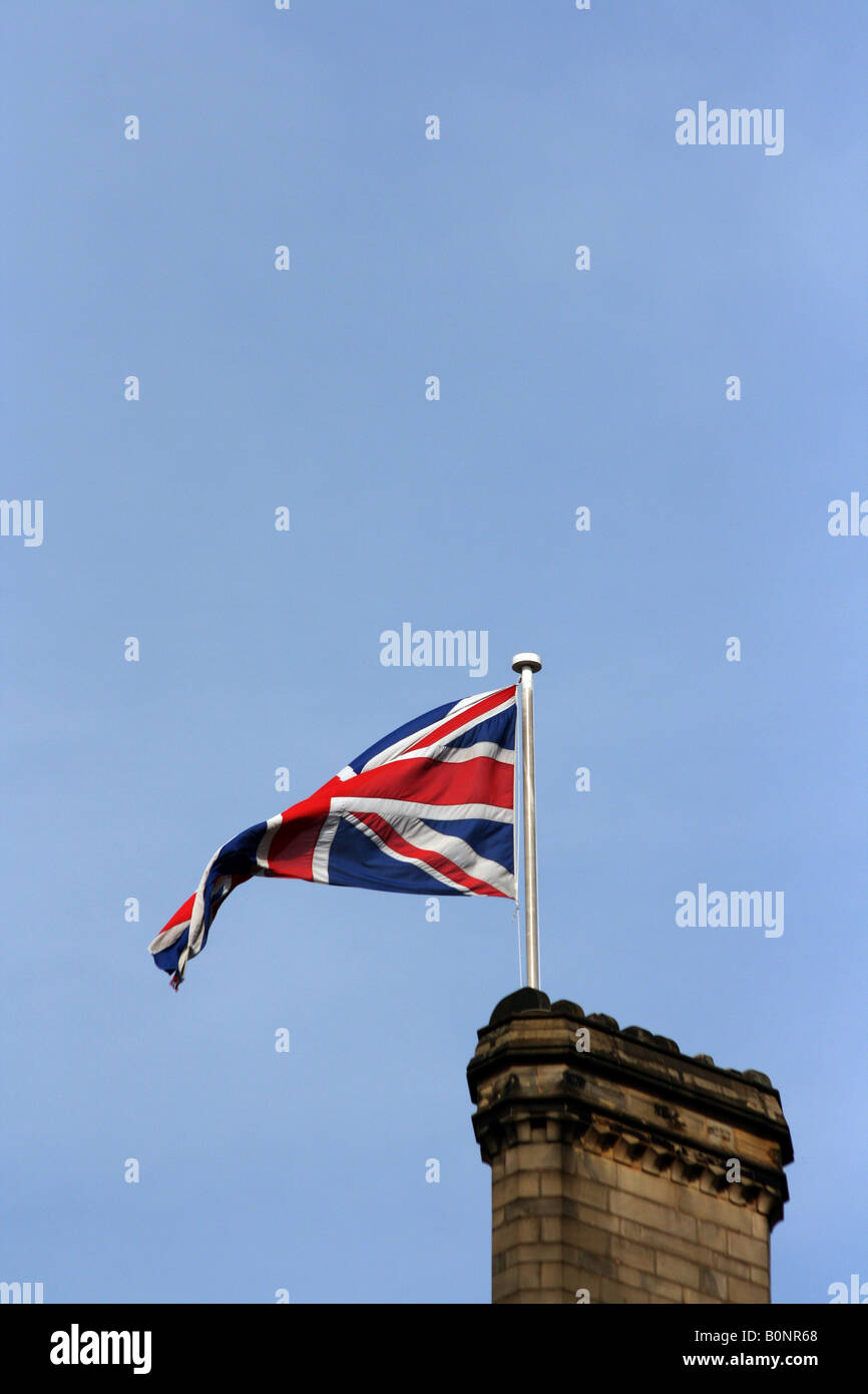 'Union Jack Flag Flying au-dessus d'un bâtiment victorien dans le UK' Banque D'Images