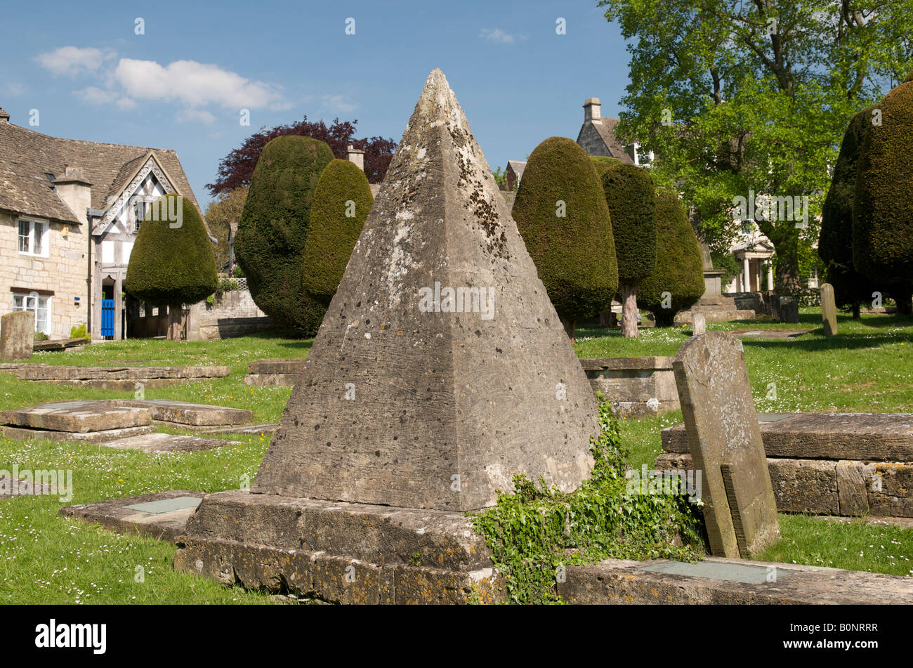 En forme de pyramide tombeau dans l'église St Mary à Painswick dans les Cotswolds Banque D'Images