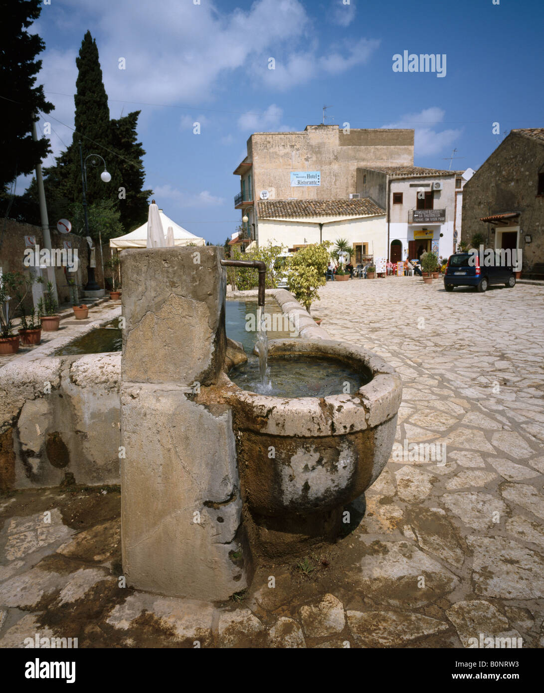 Le robinet d'eau communal et creux. Scopello. Banque D'Images