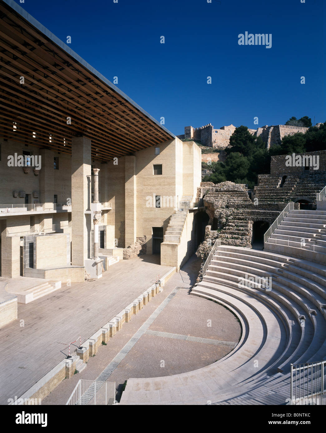 Sagunt, Römisches Theater, mit modernem Anbau Banque D'Images