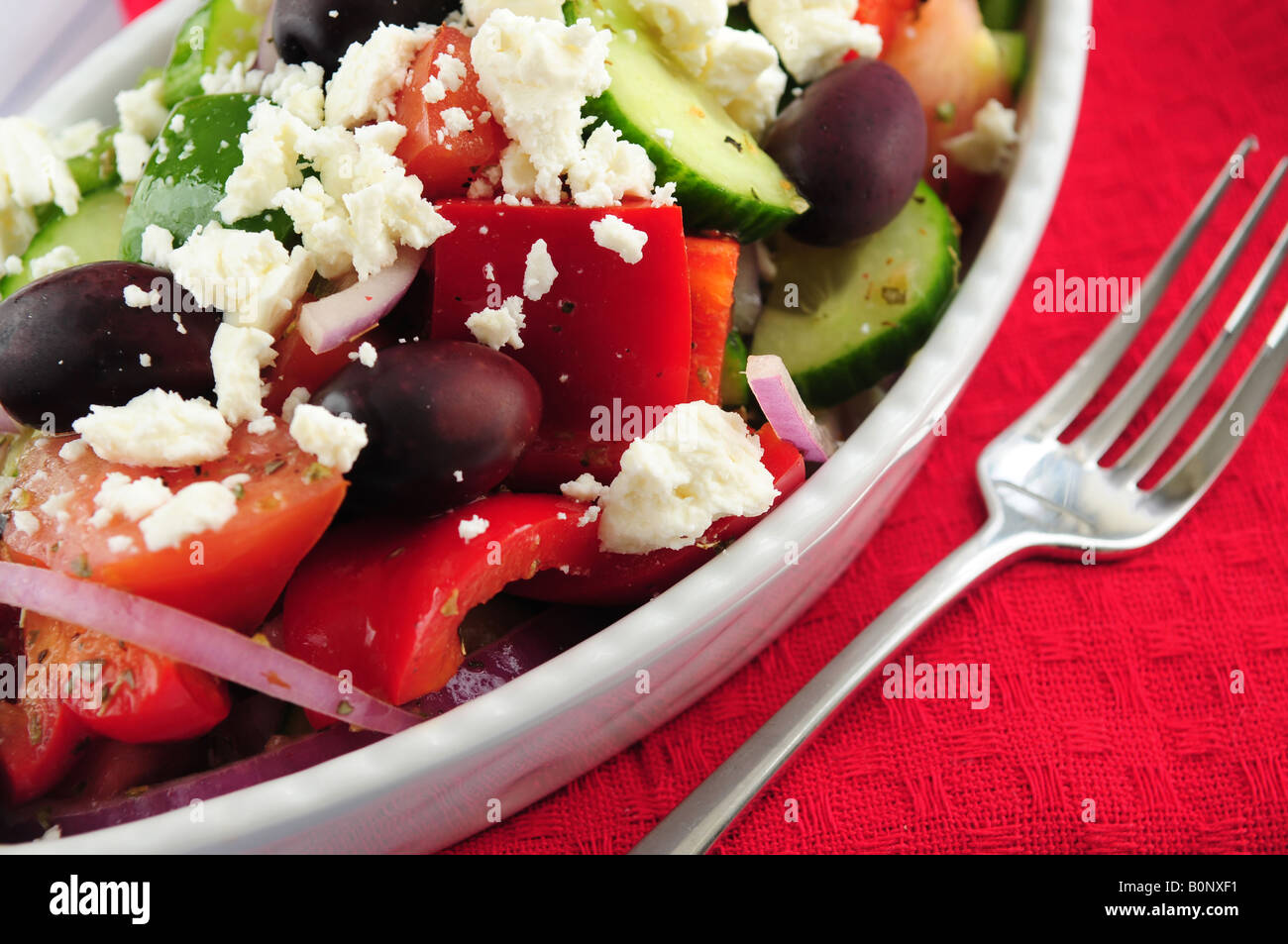 Salade grecque avec fromage feta et olives noires kalamata Banque D'Images