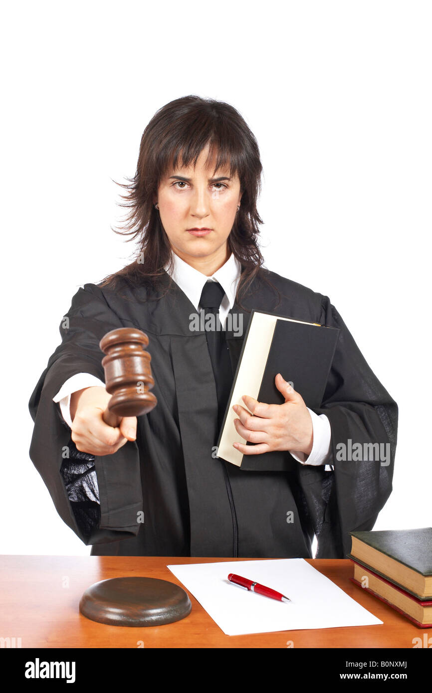 Femme juge en colère sur vous dans un tribunal les yeux sur l'accent et floue gavel Banque D'Images