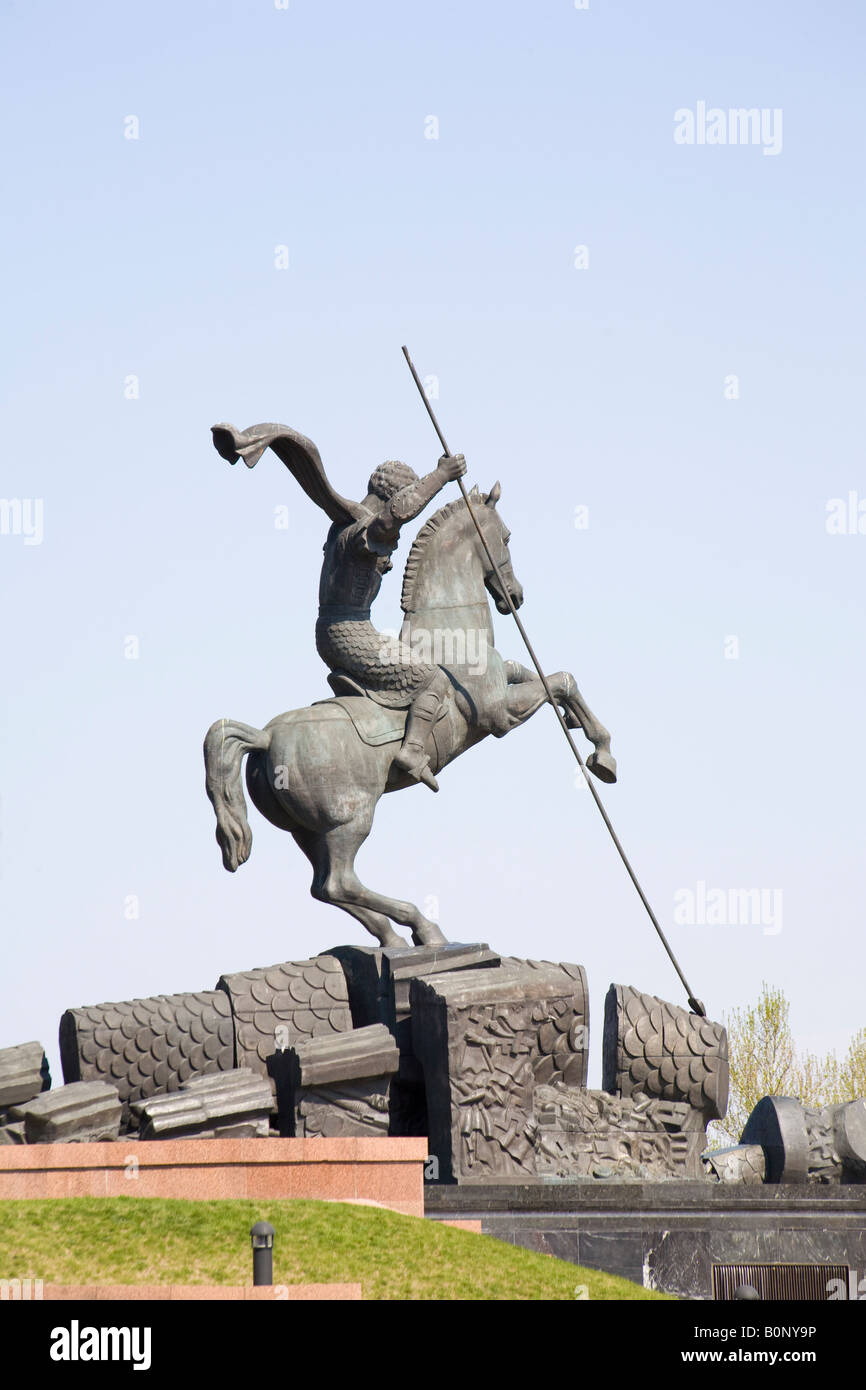 Statue de Saint George monté sur un cheval terrassant le dragon Nazi à Victory Park, Moscou, Russie, Fédération de Russie Banque D'Images