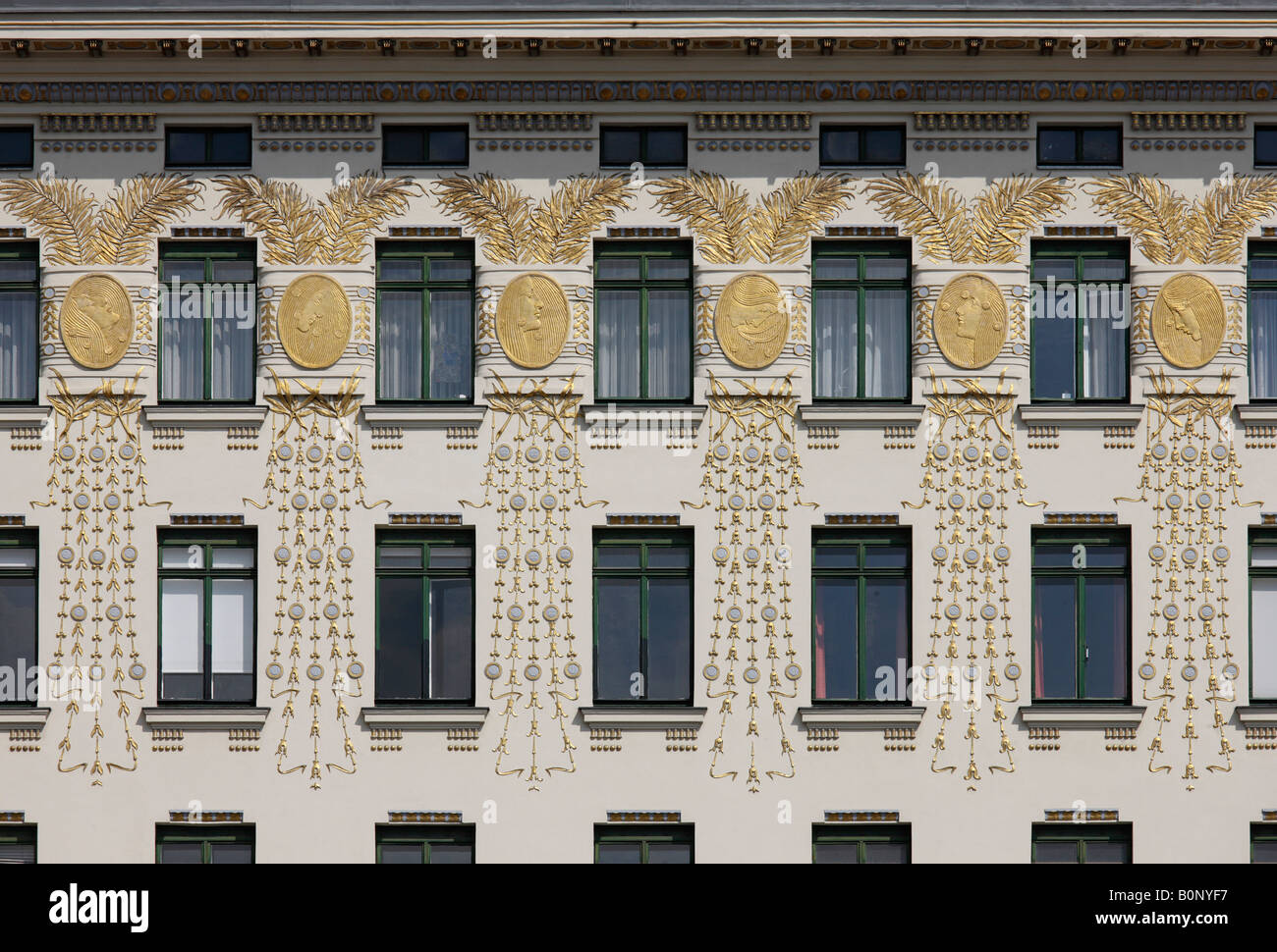Wien, Linke Wienzeile Nr. 38, Wohnhaus von Otto Wagner, 1898-1899 Goldene médaillons von Koloman Moser Banque D'Images