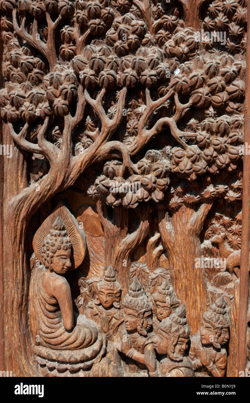 Panneau de porte sculptés en bois, Wat Bupparam , Chiang Mai , Thaïlande Banque D'Images