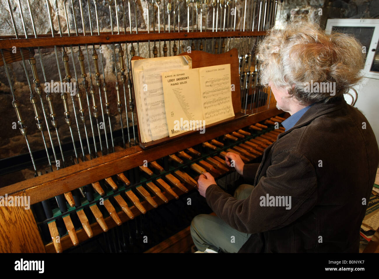 Le clavier du carillon instrument de 48 cloches dans la tour de St Nicholas  Kirk dans la ville d'Aberdeen, Écosse, Royaume-Uni Photo Stock - Alamy