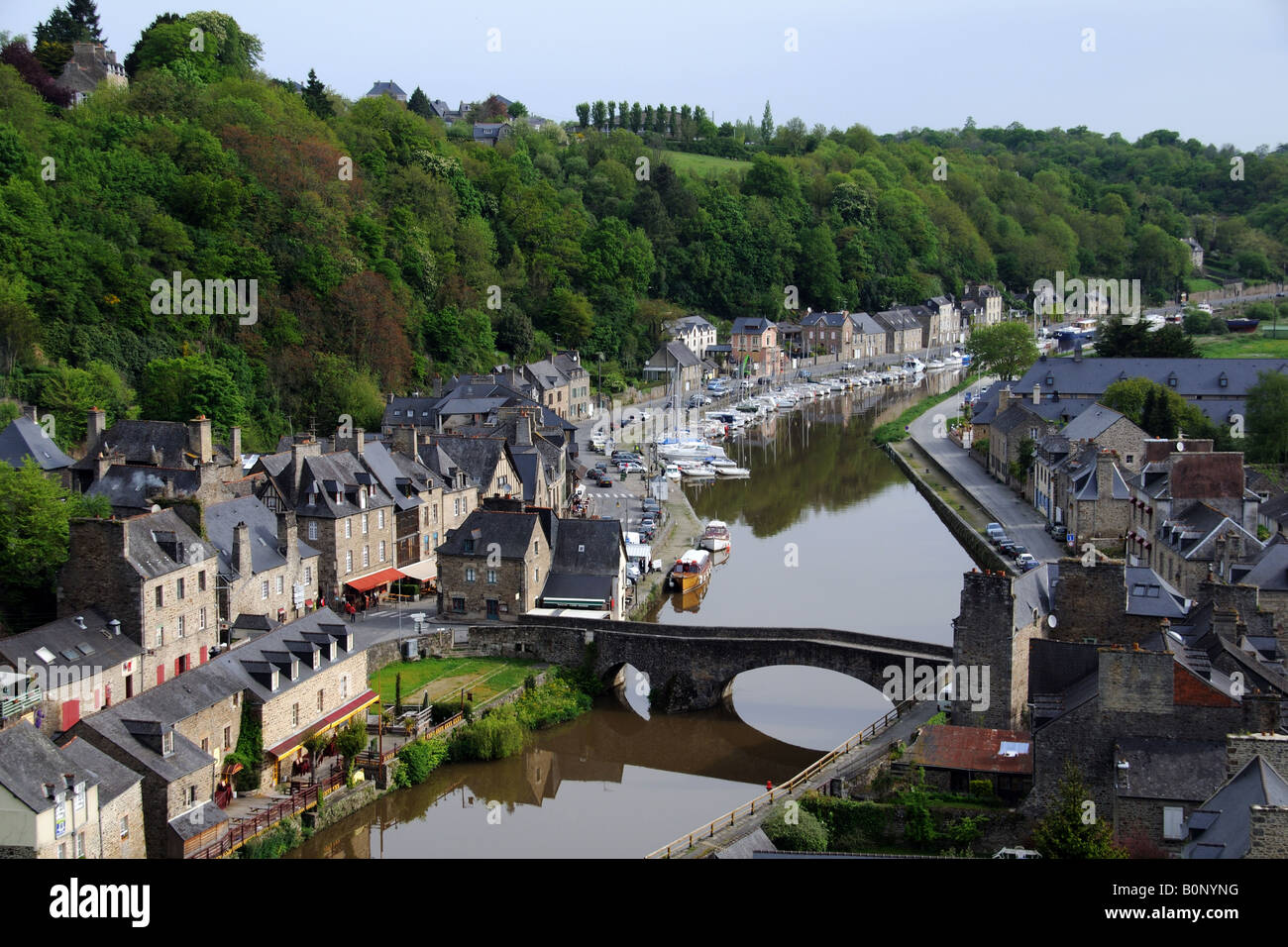 Le port de Dinan photographié du viaduc sur la Rance en Bretagne France Banque D'Images