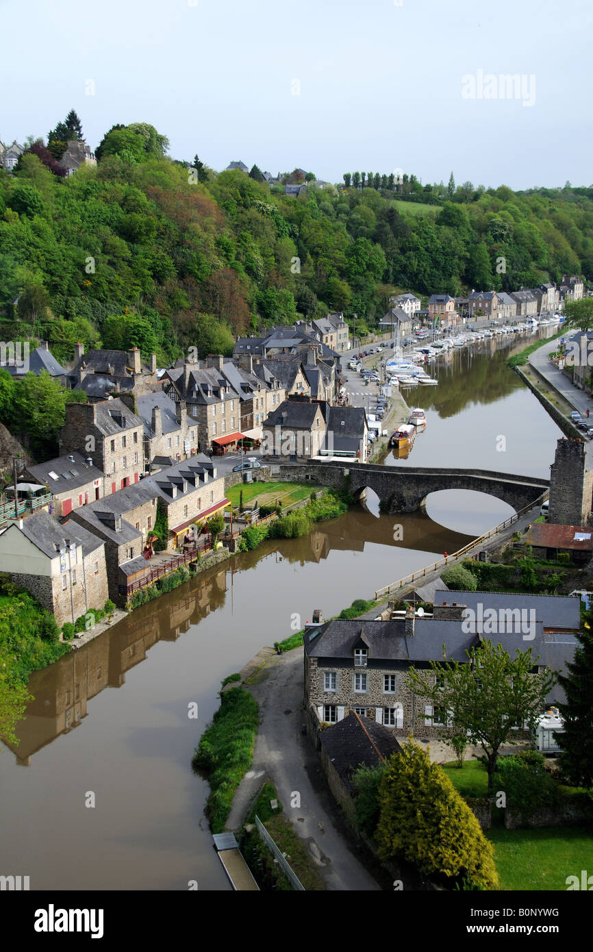 Le port de Dinan photographié du viaduc sur la Rance en Bretagne France Banque D'Images