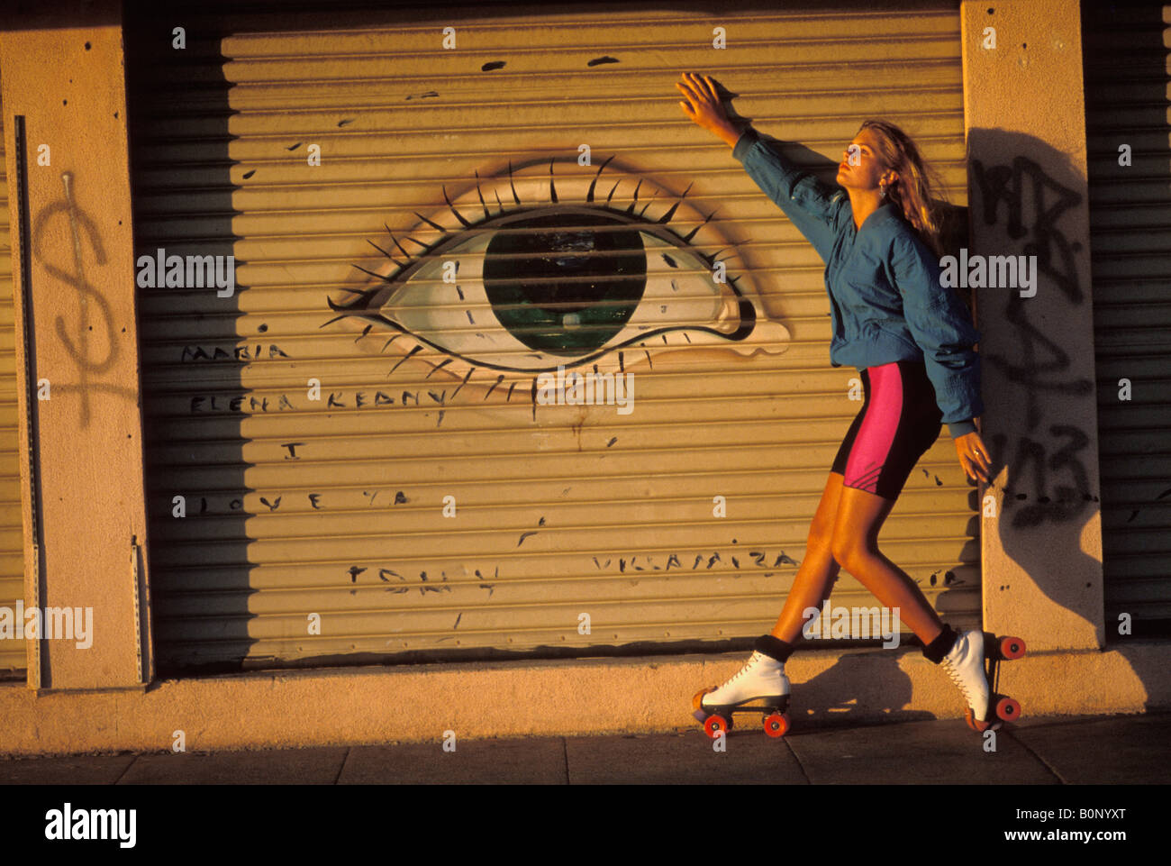 Une femme sur patins pose devant une peinture murale à Venice Beach California USA Banque D'Images