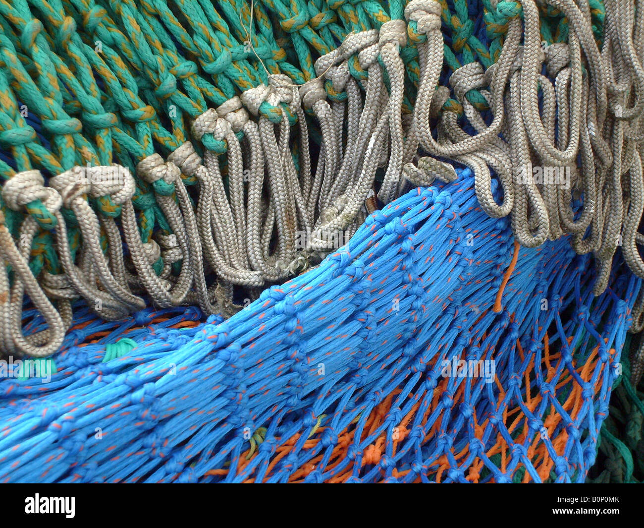 Close up de certains filets de pêche colorés dans le port Banque D'Images