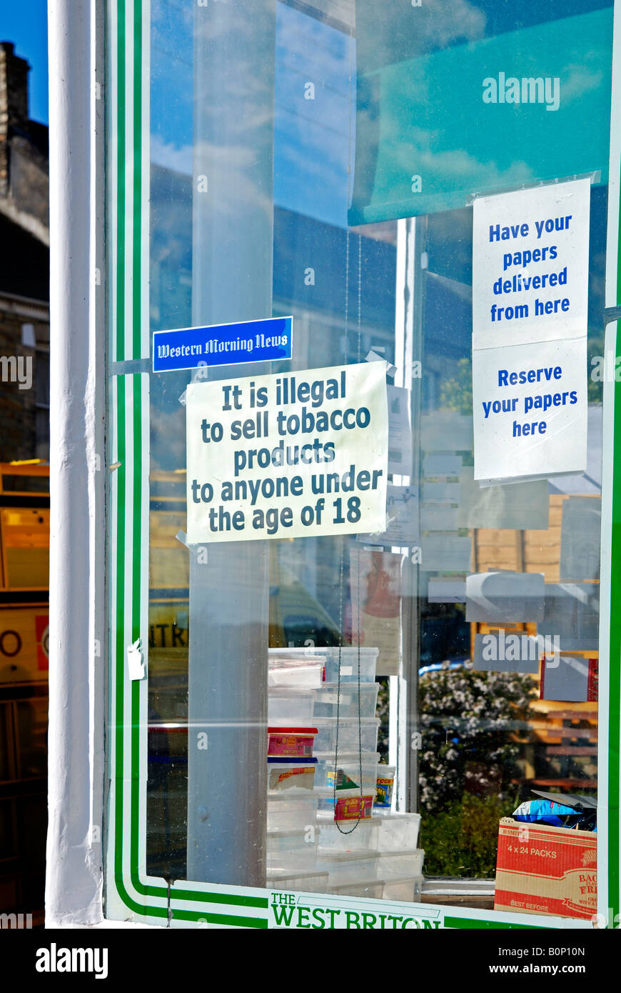 Un signe de restreindre la vente des produits du tabac, dans la fenêtre d'un corner shop à Truro, Cornwall, Angleterre Banque D'Images