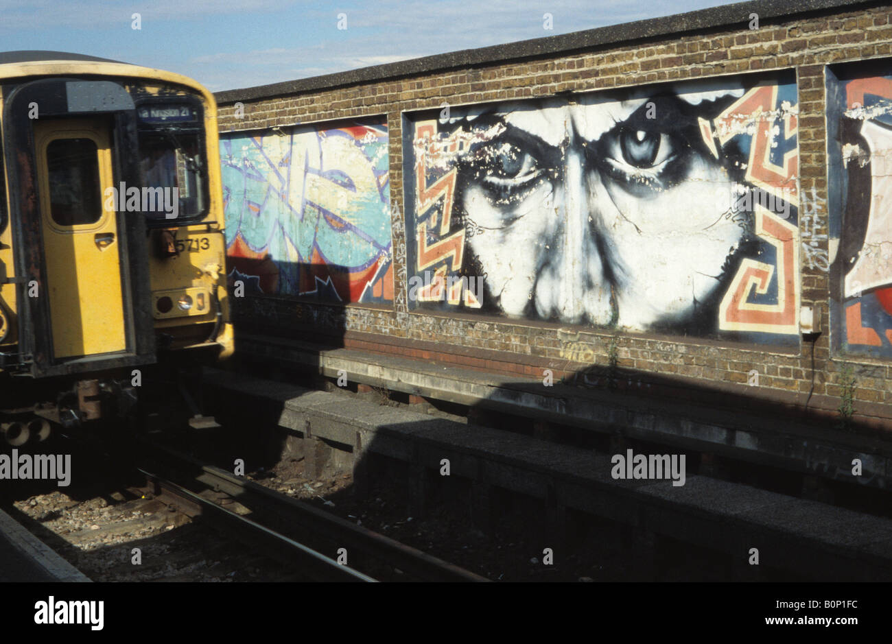 Le graffiti à la station de Vauxhall, Londres, Angleterre Banque D'Images