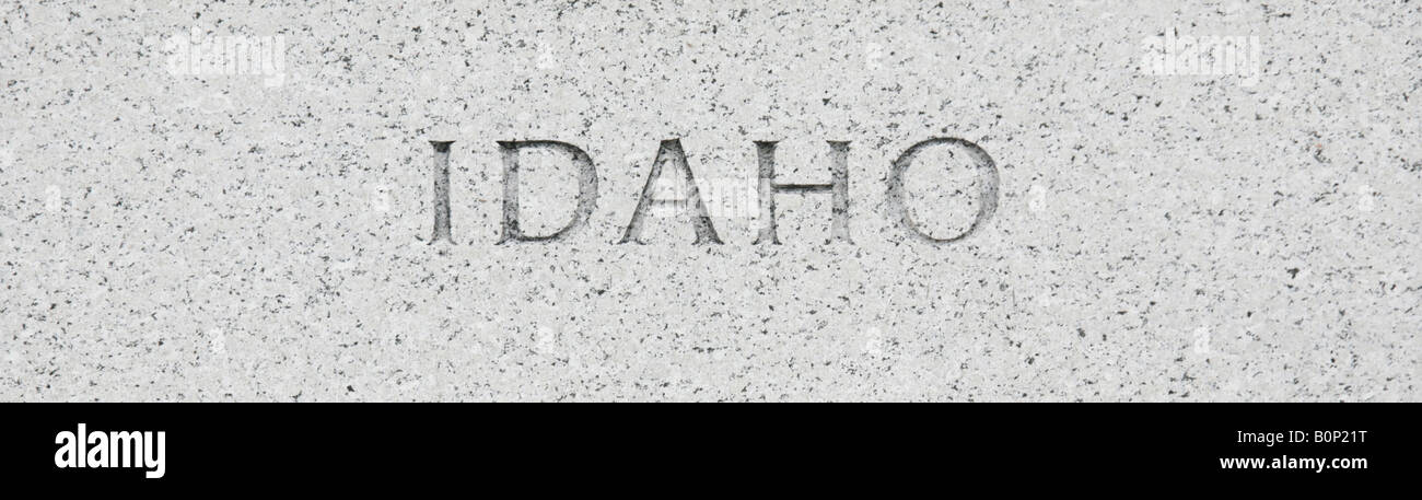 Nom d'état de l'Idaho écrit en pierre de granit gris Banque D'Images