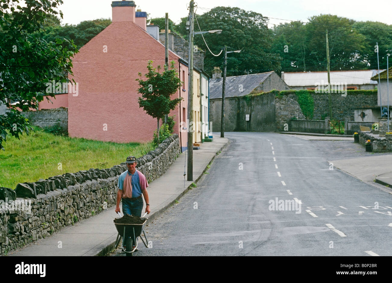 L'homme sur une rue tranquille, Comté de Sligo, Irlande Banque D'Images