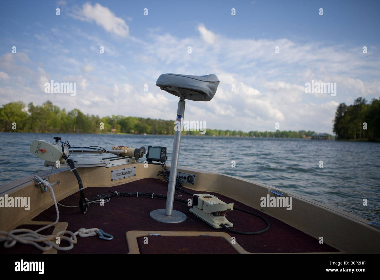 Front end / proue d'un bateau de pêche bass avec chaise vide et propulseur et trouveur de poissons sur le lac Greenwood, Caroline du Sud USA Banque D'Images