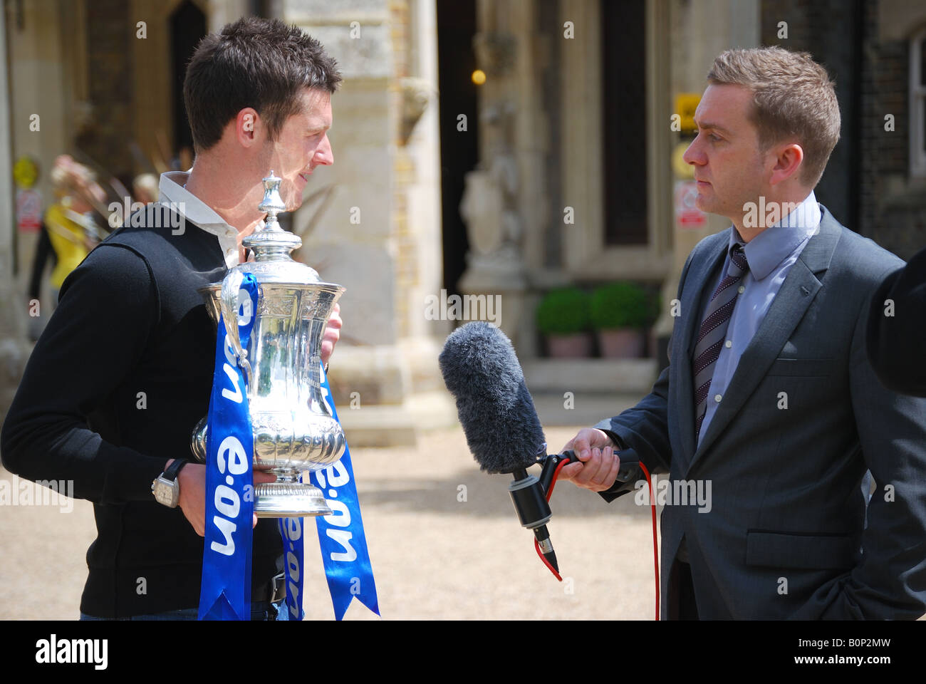 Portsmouth gagner FA.tasse le capitaine d'être interviewé, Oakley Court Hotel, Windsor, Berkshire, Angleterre, Royaume-Uni Banque D'Images