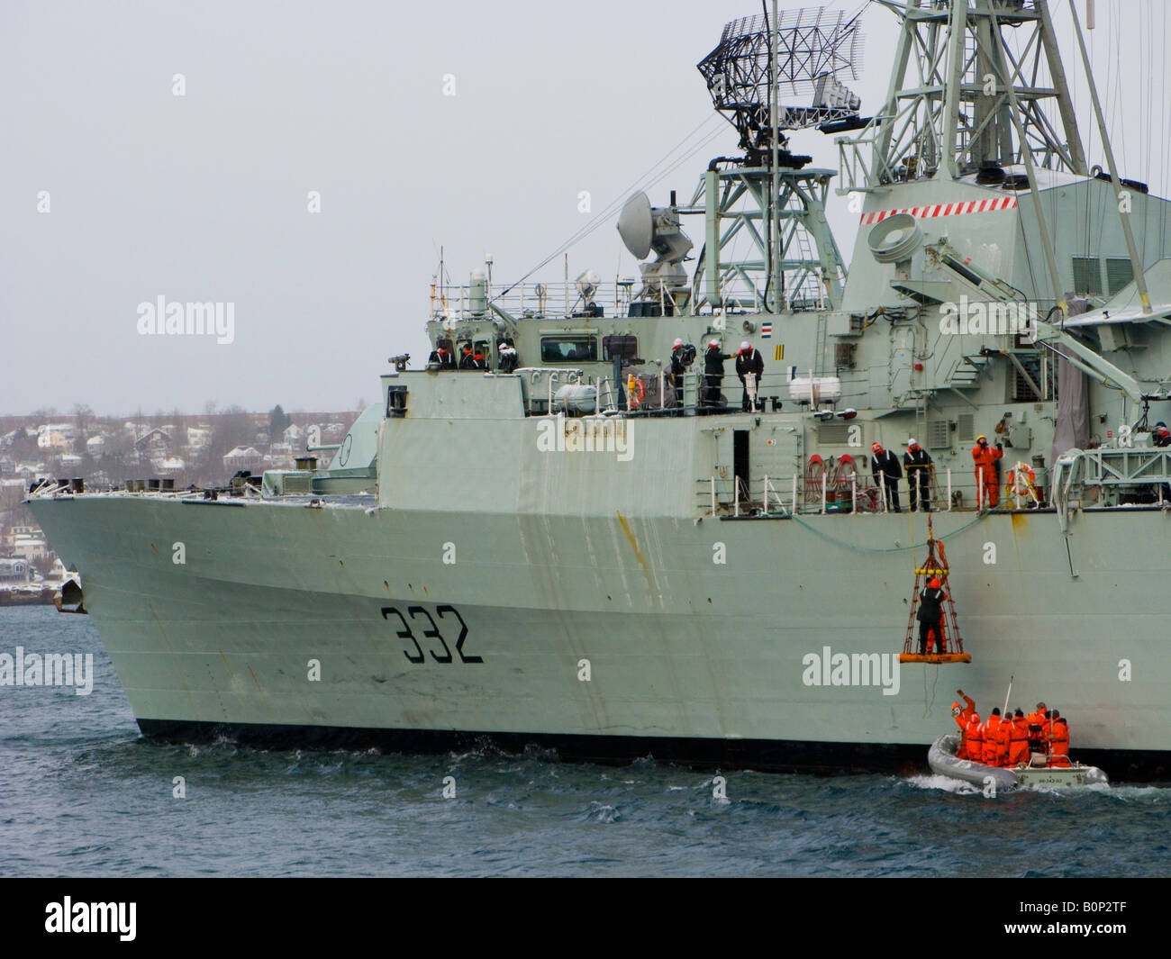 Le NCSM VILLE DE QUÉBEC effectue un transfert de personnel avec un petit bateau dans le port de Halifax, Nouvelle-Écosse. Banque D'Images
