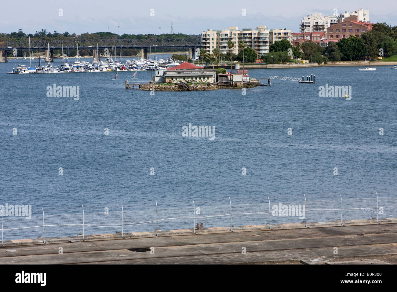 L'île de Cockatoo Island Snapper à Birkenhead Point Marina dans l'arrière-plan Banque D'Images