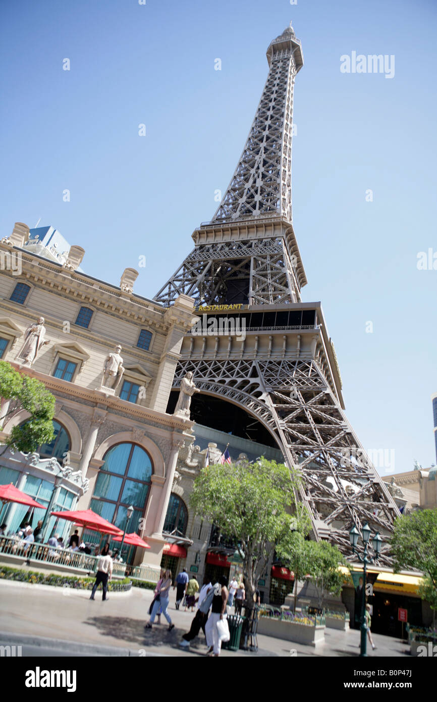 Paris Hotel and Casino, Las Vegas, Nevada. Une demi-taille réplique de la tour eiffel vu de la séquence. Banque D'Images
