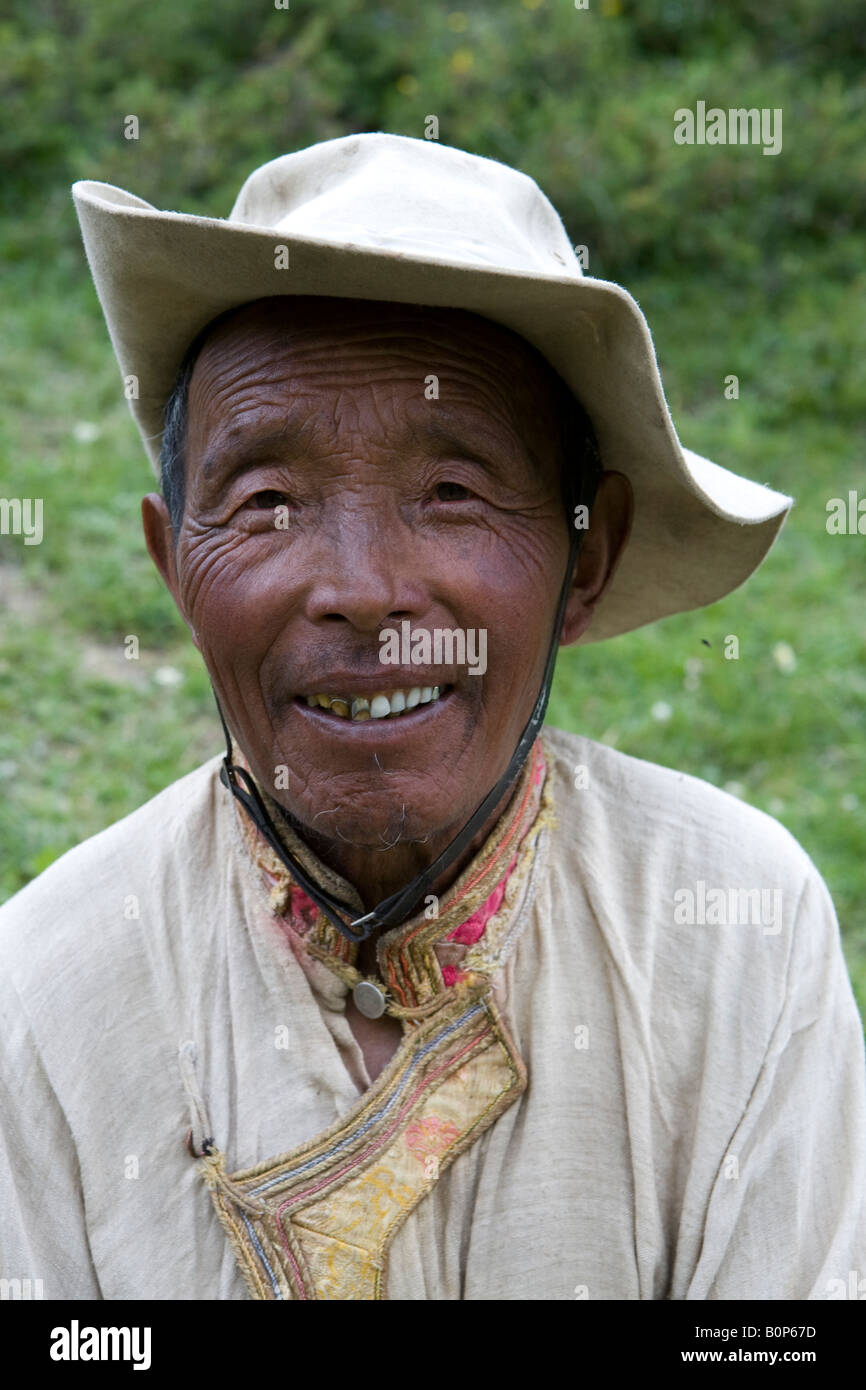 Personnes âgées homme Tibétain avec deux dents pourries smiling Banque D'Images