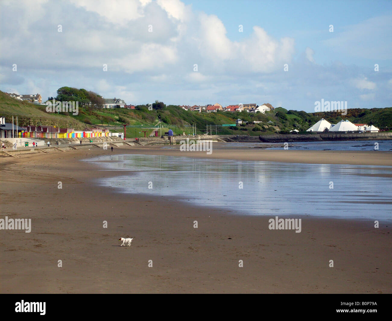 Vue générale de la plage de la baie nord de Scarborough, Scarborough, North Yorkshire, Angleterre. Banque D'Images