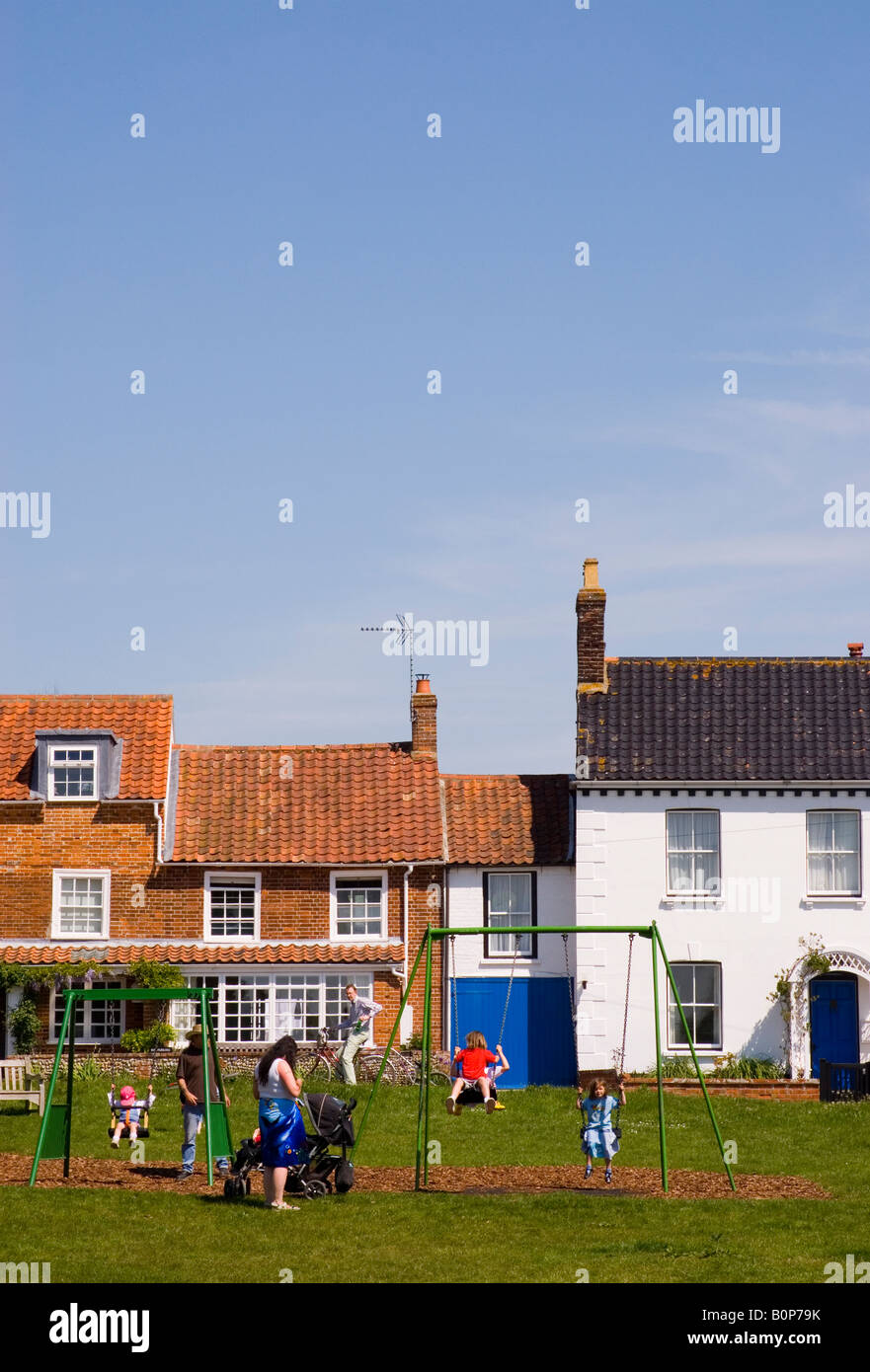 Les gens sur Walberswick Village Green, Suffolk, UK Banque D'Images